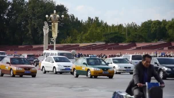 Çin-Ekim 09, 2016:Chinese kırmızı bayrak rüzgârda çırpınıyor. Çin Pekin Tiananmen Meydanı plaza. — Stok video