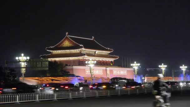 Pekingi Tienanmen tér szökőkutak éjjel, az utcai forgalmat. Kína politikai központ. — Stock videók