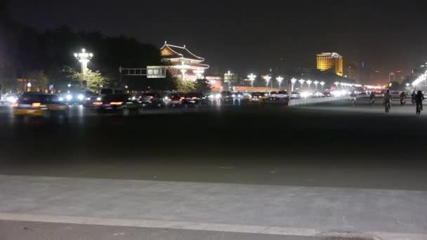 Geschäftigen China Straße Nachtverkehr, Menschen Fahrrad fahren in der Nähe von Peking tiananmen s — Stockvideo