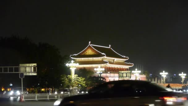 China-Oct 09,2016: Beijing Tiananmen Square escena nocturna, bulliciosa calle Chang 'an, tráfico ocupado . — Vídeos de Stock