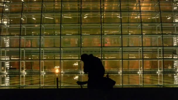 BeiJing Kina National Grand Theatre i reflektion i sjön vatten på kvällen nig — Stockvideo