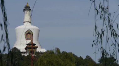 Çin Pekin antik mimarisi Beihai Park beyaz kulesi söğüt adasında.