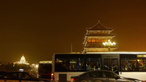 Čína-říjen 09, 2016:Beijing starobylé budově noční scéna & busy provozu. — Stock video