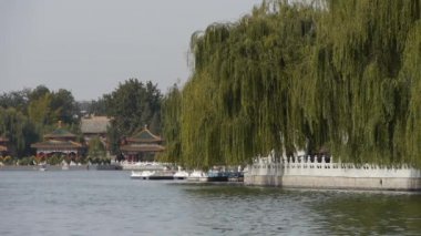 Çin Pekin antik mimari Beihai Park ve göl su üzerinde yansıyan tekne.