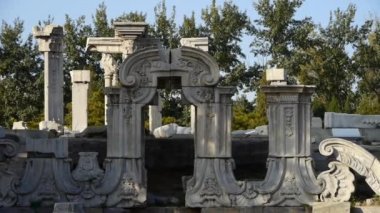 Çin Beijing Yuanmingyuan, tarih enkazı, kraliyet bahçe sütunları.