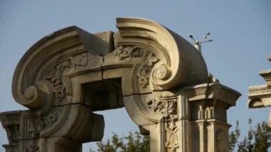 Çin Beijing Yuanmingyuan, tarih enkazı, kraliyet bahçe sütunları.