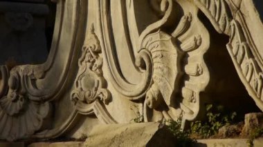 Çin Beijing Yuanmingyuan, tarih enkazı, kraliyet bahçe sütunları.