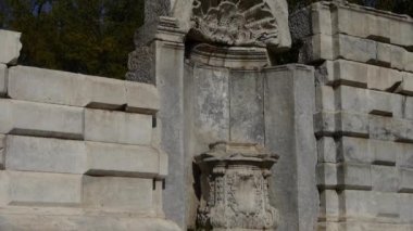 Çin Beijing Yuanmingyuan, tarih enkazı, kraliyet bahçe sütunları.