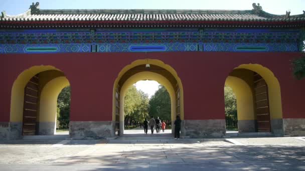 Κίνα-Oct 12, 2016:Asian άνθρωποι με τα πόδια στο πάρκο Κυπαρίσσι δέντρα, Κίνα Πεκίνο κόκκινη πόρτα αρχαίου κτιρίου — Αρχείο Βίντεο