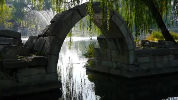 Ponte d'arco sul lago e fontana nel Parco Yuanmingyuan Pechino . — Video Stock