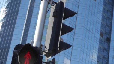 closeup gökdelen ve trafik ışık, iş uzun boylu ofis binaları bölgesi.