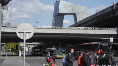 Çin-Ekim 09, 2016: meşgul geçiş trafik, kalabalık Caddesi Üstgeçit altında.