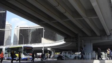 Çin-Ekim 09, 2016: meşgul geçiş trafik, kalabalık Caddesi Üstgeçit altında.