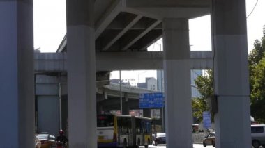 Çin-Ekim 26, 2016:downtown trafik, Üstgeçit Pekin'de altında.