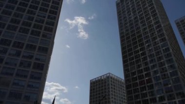 Arka ışık Cbd uzun boylu ofis binaları silueti.