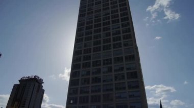 Arka ışık Cbd uzun boylu ofis binaları silueti, güneş ışığı üzerinden geçmek.