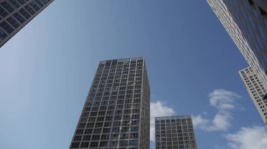 zaman atlamalı bulutlar üzerinde Cbd ofis binaları.