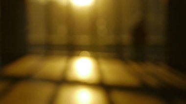 işinde yürüyen bir insan günbatımı ışınları ışık geçiş penceresinin arka plan bulanıklık