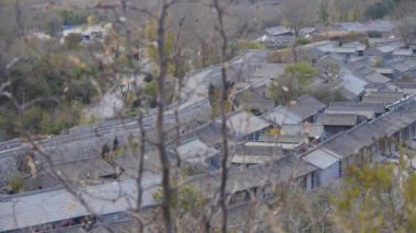 Çin antik yapıların Köyü ve salıncak çim Güz.