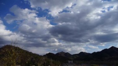 Sonbahar sonbahar güneşli dağlarda, Altocumulus bulut mavi gökyüzünde panoramik.