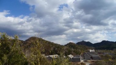 Altocumulus bulut mavi gökyüzünde güneşli Köyü dağların panoramik.