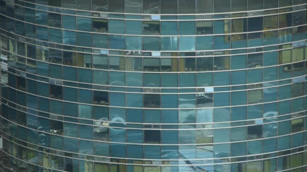 Närbild skyskrapa glasfönster återspeglar, business byggnader, global handel. — Stockvideo