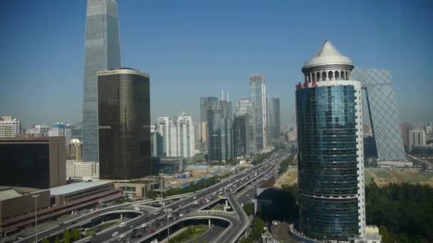 Vista aérea del tráfico en la ciudad de intersección, distrito de construcción de negocios China . — Vídeos de Stock