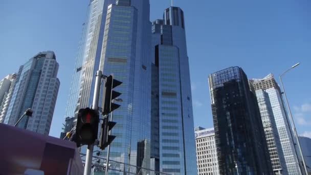 Wolkenkrabber, Cbd hoge kantoorgebouwen, verkeerslicht. — Stockvideo
