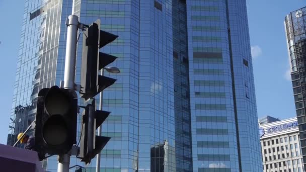 Arranha-céus, edifícios de escritórios altos CBD, semáforo . — Vídeo de Stock