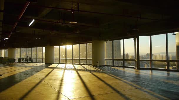 Een moe man lopen in zakelijke gebouw binnen platform, zonsondergang stralen licht doorgeven wi — Stockvideo