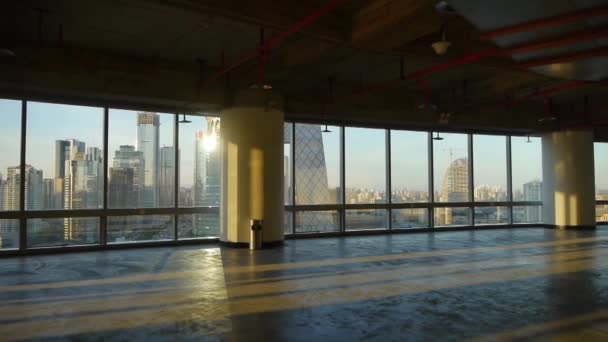 Vista arquitetura moderna da cidade da janela do edifício, camada de fuga, passagem do sol através — Vídeo de Stock