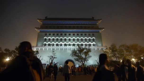 Китай-26 октября 2016: Пекин древние здания ночной сцены, оживленное движение и толпа . — стоковое видео