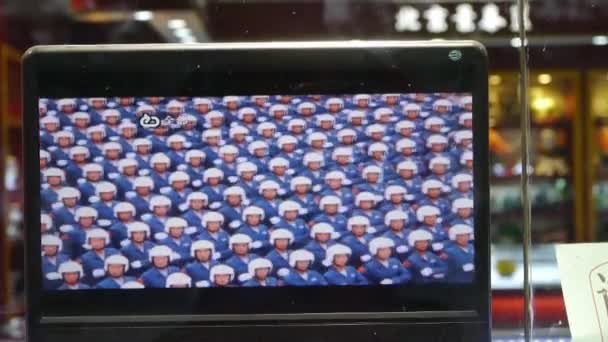 Κίνα-Οκτ 26, 2016:Tv σε βιτρίνα καταστήματος, Κίνα παρέλαση πρόγραμμα βίντεο. — Αρχείο Βίντεο