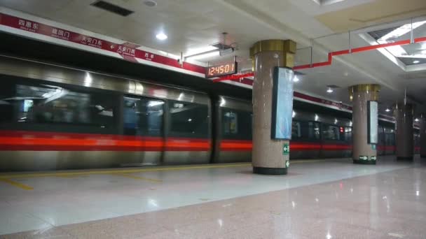 China-Oct 26,2016: Estación de metro de Beijing, gente ocupada multitud dentro del tren en la ciudad urbana moderna . — Vídeo de stock