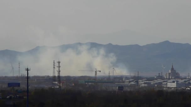 Panoramic of city town & factory smoke rely on mountain,industrial tower at dus — Stock Video