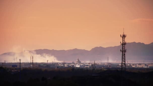 Panoramic van stad & fabriek rook vertrouwen op berg, toren op heuvel in de schemering. — Stockvideo