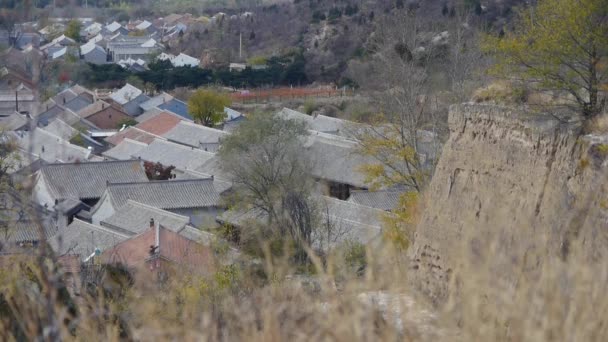 Edificios antiguos chinos pueblo & columpio hierba en otoño . — Vídeo de stock