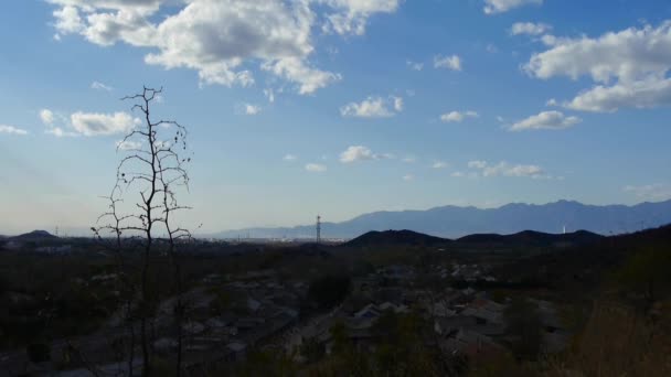 Panoramique des montagnes ensoleillées du village en automne, nuage d'Altocumulus dans le ciel bleu . — Video