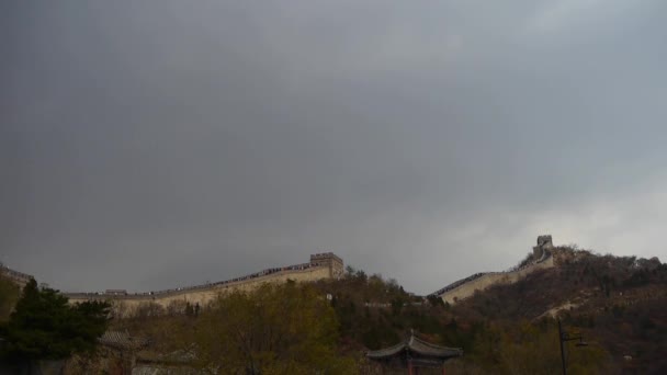 Visitante escalada Gran Muralla en la cima de la montaña, China arquitectura antigua, fortres — Vídeo de stock