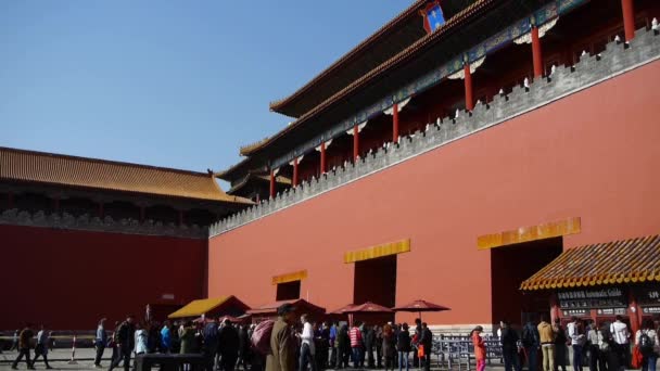 Chian-Oct 22,2016:tourist enter beijing forbidden city,China's royal Meridian Gate. — Stock Video