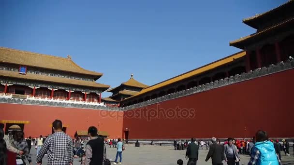 Chian-Oct 22,2016:tourist enter beijing forbidden city,China's royal Meridian Gate. — Stock Video