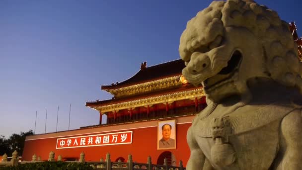Chian-Aug 22,2017: antiguo león de bronce frente a Ciudad Prohibida al atardecer, China Centro político . — Vídeos de Stock