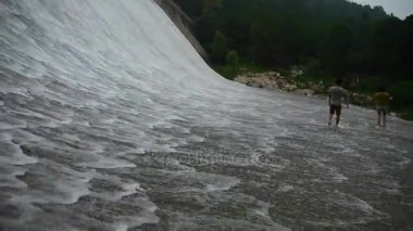 Çin-22, Ağustos 2017: şiddetli şelale ve sprey baraj.