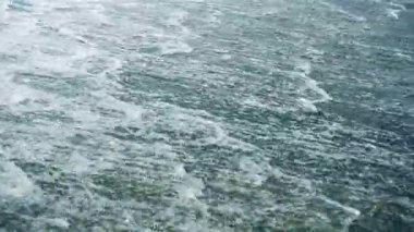 Şiddetli şelale ve sprey.