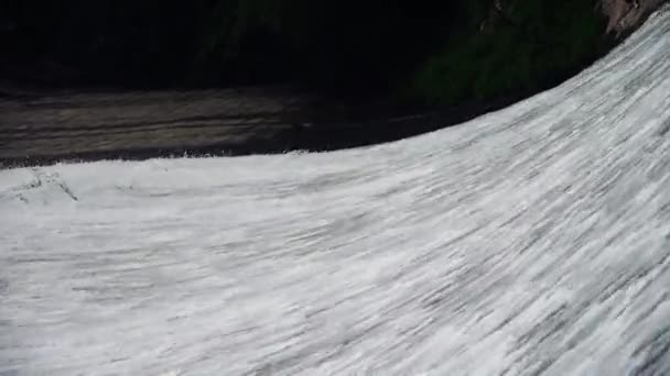Onstuimige waterval & spindrift van dam. — Stockvideo
