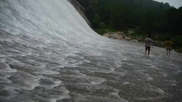 Китай-22 августа 2017: Проливной водопад и брызги от плотины . — стоковое видео