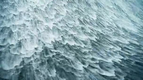 Onstuimige waterval en spindrift. — Stockvideo