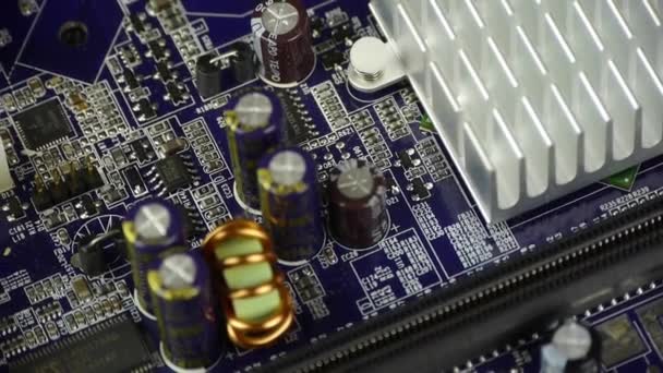 Scheda madre del computer, assemblaggio circuito elettronico rotante. — Video Stock