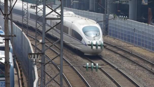 Vergeten high-speed rail langzaam zich het terugtrekken van het station. — Stockvideo