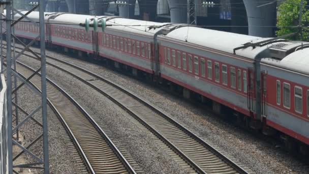 Chian-Aug 22, 2017:train wachten op spoor & viaduct haze vervuiling. — Stockvideo